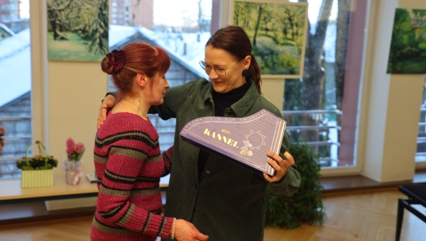 Kunstinäituse „Läbimurre” avanud kunstnik Kaie Šestakova-Karu (pildil vasakul) vastu võtmas õnnitlusi Võru Linnagalerii galeristilt Aire Kokalt. JAAK KIKAS